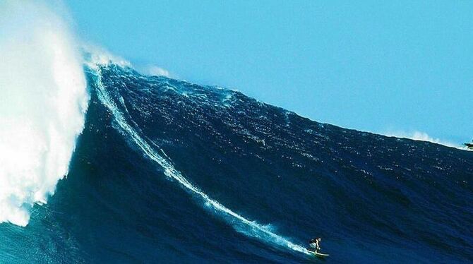 Eine feine Welle im Meer. Archivbild.
