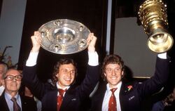 Mit Schlips, Schale und Pott: die jungen Kölner Fußball-Helden Heinz Flohe (links) und Harald Schumacher als Double-Gewinner.  F