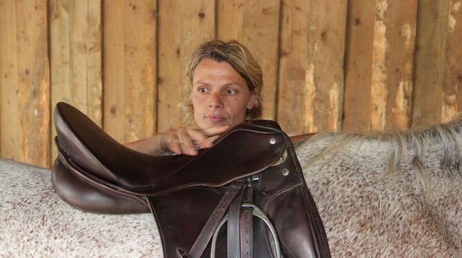 Mit sicherem Blick und Feingefühl prüft Annemone Lamparter, wie der Sattel auf dem Pferderücken liegt.  GEA-FOTO: GEIGER