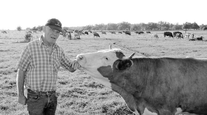 Der Landwirt pflegt eine innige Beziehung zu seinen Tieren, die, wie es scheint, auf Gegenseitigkeit beruht. FOTO: MAK