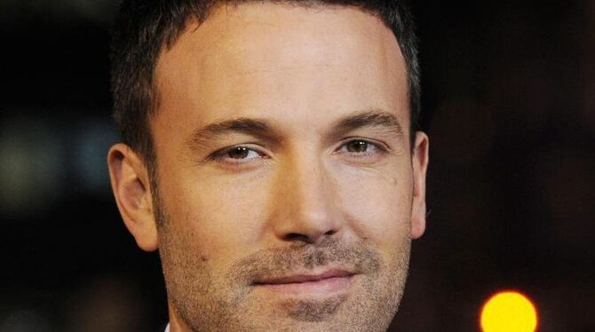 Ben Affleck zwängt sich in ein Fledermauskostüm. Foto: Facundo Arrizabalaga
