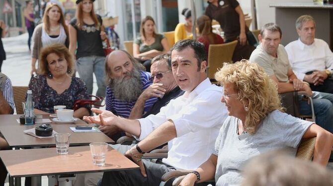 Polit-Talk auf dem Marktplatz: Cem Özdemir (gestikulierend) warb für Grünen-Stimmen und die Unterstützung der Arbeit von Beate M Polit-Talk auf dem Marktplatz: Cem Özdemir (gestikulierend) warb für Grünen-Stimmen und die Unterstützung der Arbeit von Beate M