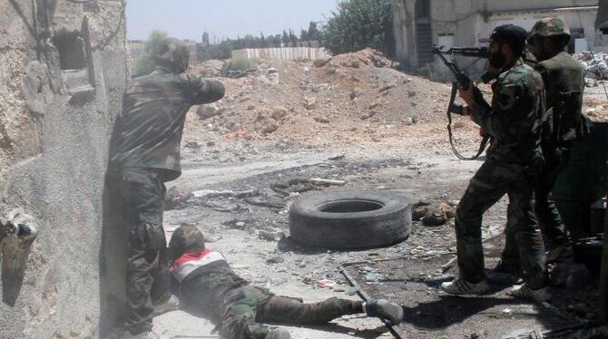 Syrische Soldaten während eines Gefechts mit Gegnern des Assad-Regimes. Foto: epa/STR
