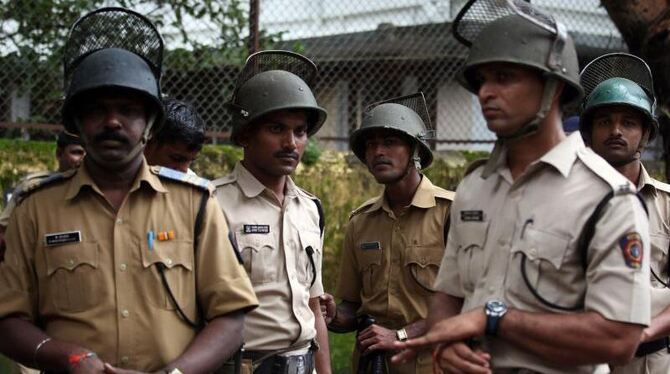 Polizisten am Eingang des Gerichtsgebäudes in Mumbai. Foto: Divyakant Solanki
