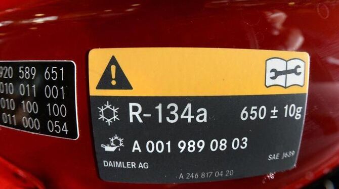 Ein Kältemittel-Hinweisschild ist an der Motorhaube einer Mercedes A-Klasse angebracht. Foto: Felix Kästle