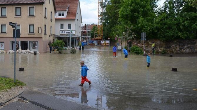 Hochwasser in der Pfullinger Klosterstraße, Gebäude überflutet: Damit sich Bilder wie diese nicht wiederholen, erarbeitet das La