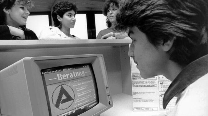 Lehrstellensuche 1985 mit dem Bildschirmtext-System Btx. Foto: Norbert Försterling Lehrstellensuche 1985 mit dem Bildschirmtext-System Btx. Foto: Norbert Försterling
