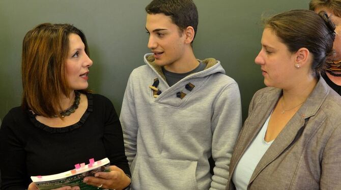 Integrationsministerin Bilkay Öney (SPD, links) unterhält sich mit Christos. Der zwanzigjährige Grieche kam vor einem halben Jah