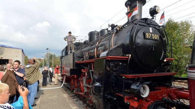 Lokführer Thomas Schenkel in Pose auf seiner Zahnraddampflokomotive (oben). Heizer Ralf Stoll muss auf der Strecke nach Betzinge