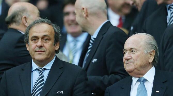 Michel Platini und Joseph Blatter sind sich erneut uneins. Foto: Oliver Weiken