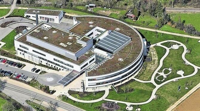 Die Reutlinger Kreiskliniken GmbH will an ihren drei Standorten fast elf Millionen Euro einsparen. Auch an der Albklinik, fürcht