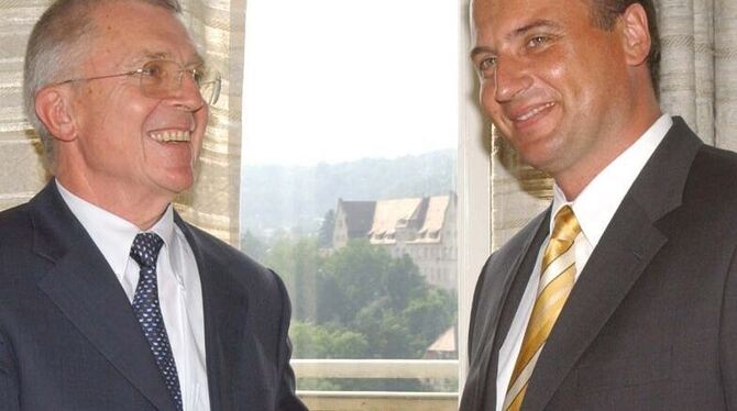 Joachim Walter nach der Wahl mit seinem Vorgänger Albrecht Kroymann. FOTO: NIETHAMMER Joachim Walter nach der Wahl mit seinem Vorgänger Albrecht Kroymann. FOTO: NIETHAMMER