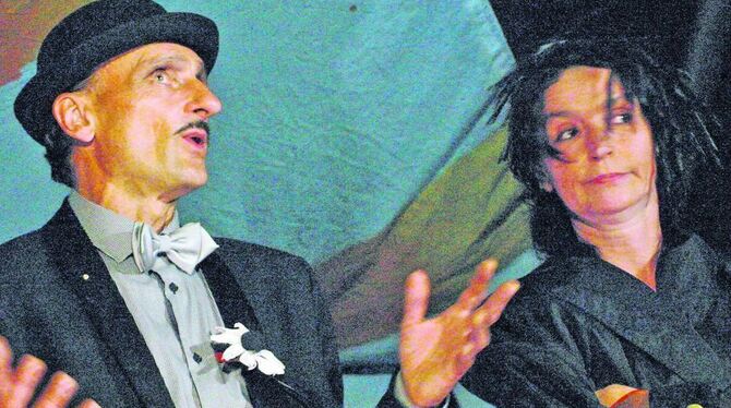 Jiri Sova und Angela Gülck produzieren singend, spielend und tanzend ein kurzweiliges Unterhaltungsprogramm. FOTO: JÜSP