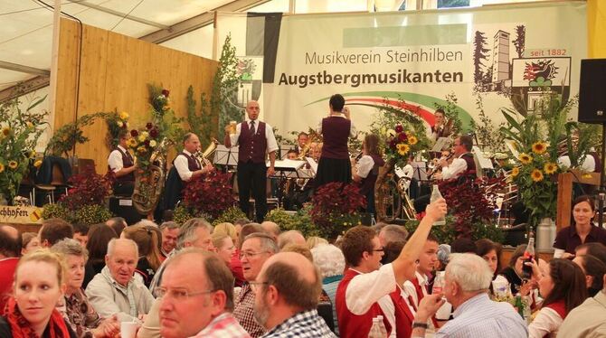Der Dirigent der Stadtkapelle Gammertingen, Michael Heinzelmann, prostet den Besuchern im Zelt am Augstberg zu. Zum runden Gebur