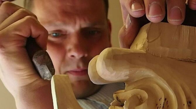 Markus Heinzelmann arbeitet am Profil der Fasnet. Der Holzschnitzer aus Steinhilben hat in den vergangenen Jahren mehr als zweih