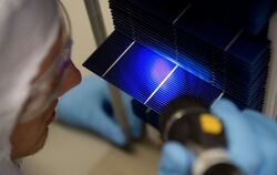 Ein Forscher betrachtet während eines Fototermins im Photovoltaik Technologie Evaluationscenter (PV-TEC) im Fraunhofer-Institut 