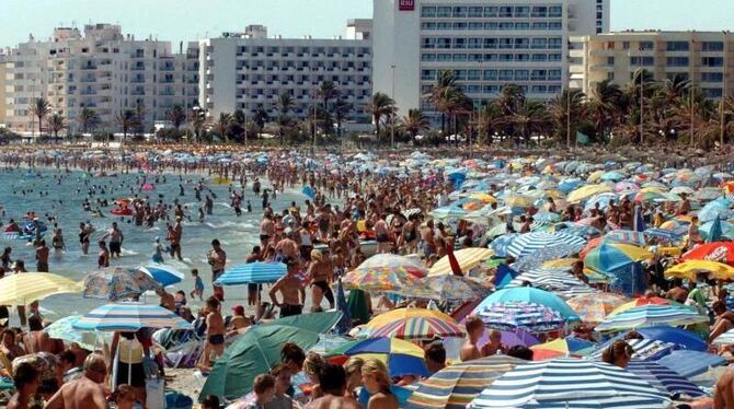 Urlauber bevölkern den Strand in der Bucht von Cala Millor auf Mallorca, wo das deutsche Rentnerpaar etwa 20 Jahre lang ein L