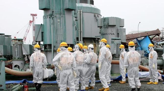 Inspektoren der japanischen Nuklearbehörde in der Atomruine von Fukushima. Foto: Japan Nuclear Regulation Authority