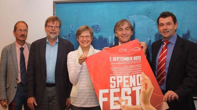 Jugendkunstschulleiter Thomas Becker (Bild links, von links), Joachim Kalk, Rektor der Peter-Rosegger-Schule, Musikschulleiterin