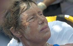 Diana Nyad: Völlig erschöpft nach mehr als 50 Stunden im Wasser. Foto: Andy Newman / Florida Keys News Bureau