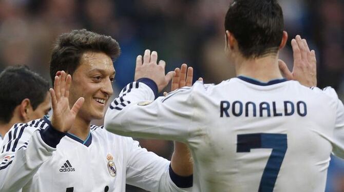 Cristiano Ronaldo (r) hatte in Mesut Özil einen kongenialen Teamkameraden bei Real Madrid. Foto: Javier Lizon