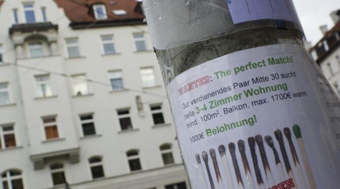 Papierzettel mit Wohnungsgesuchen an einem Laternenmast in München. Die Wohnungsmärkte auf dem Land und in den Ballungsgebiet