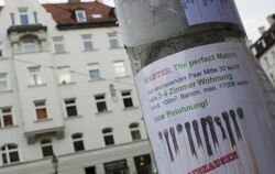 Papierzettel mit Wohnungsgesuchen an einem Laternenmast in München. Die Wohnungsmärkte auf dem Land und in den Ballungsgebiet
