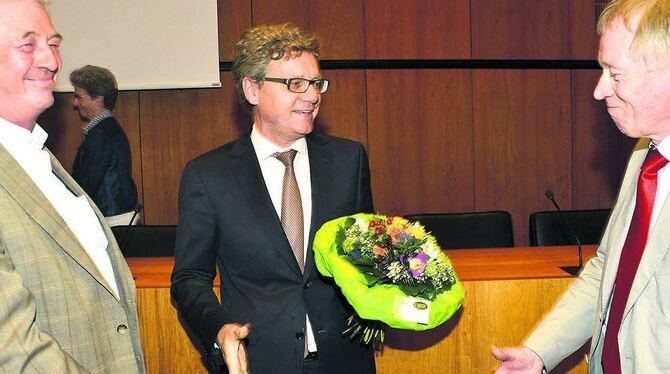 Zufriedene Gratulanten: CDU-Fraktionschef Andreas vom Scheidt (links) und SPD-Fraktionsvorsitzender Helmut Treutlein (rechts) mi