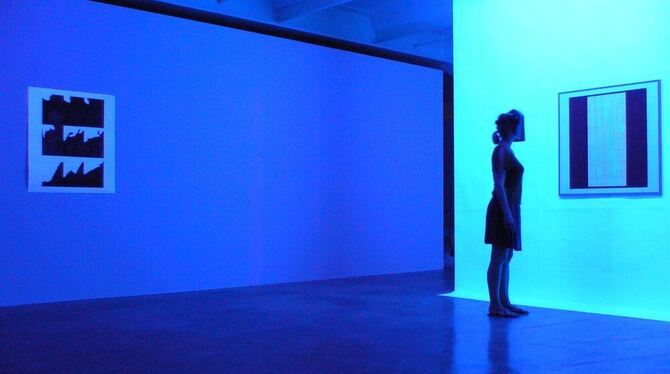 Durch gewisse Schutzhelmfarben kann Schwarzlicht neutralisiert werden – hier mit Arbeiten von Christian Aberle. FOTO: KUNSTVEREI Durch gewisse Schutzhelmfarben kann Schwarzlicht neutralisiert werden – hier mit Arbeiten von Christian Aberle. FOTO: KUNSTVEREI
