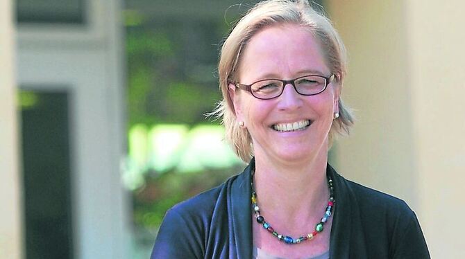 »Ideales Umfeld«: Maria Püschel vor der Metzinger Volkshochschule. »Ideales Umfeld«: Maria Püschel vor der Metzinger Volkshochschule.