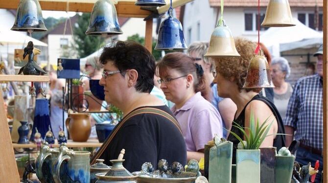 Kult und Publikumsmagnet seit 32 Jahren: der »Häfelesmarkt« in Melchingen.  FOTO: FRÜH