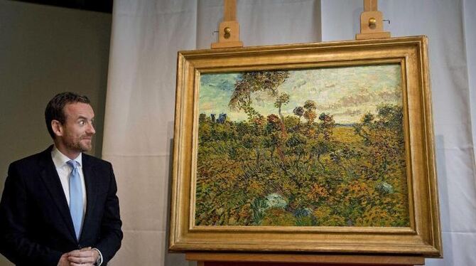 Museumsdirektor Axel Rüger präsentiert van Goghs »Sonnenuntergang bei Montmajour«. Foto: Olaf Kraak