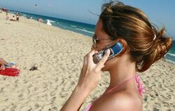 Wer im Ausland mit dem Handy telefoniert, für den wird es bislang teuer. Die EU-Kommission will hohe Roaming-Gebühren nun nac
