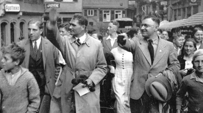 Hitler-Stellvertreter Rudolf Heß (Mitte) auf dem Tübinger Marktplatz. Begleitet wird er vom damaligen OB Ernst Weinmann (rechts)