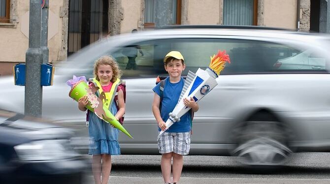 Autos, Busse, Fahrräder – und mittendrin die Schulanfänger. Für sie ist der Straßenverkehr eine echte Herausforderung. Deshalb s