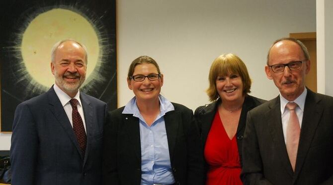 »Die Opferhilfe ist im Landkreis kompetent vertreten«, sagte Landrat Thomas Reumann (links) bei der Amtseinsetzung der neuen Auß