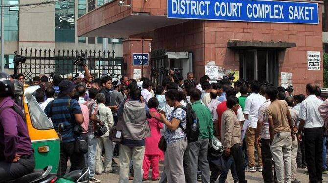 Medienvertreter und Demonstranten stehen vor dem Gerichtskomplex, in dem das Urteil gegen die Vergewaltiger gesprochen wird. Medienvertreter und Demonstranten stehen vor dem Gerichtskomplex, in dem das Urteil gegen die Vergewaltiger gesprochen wird.