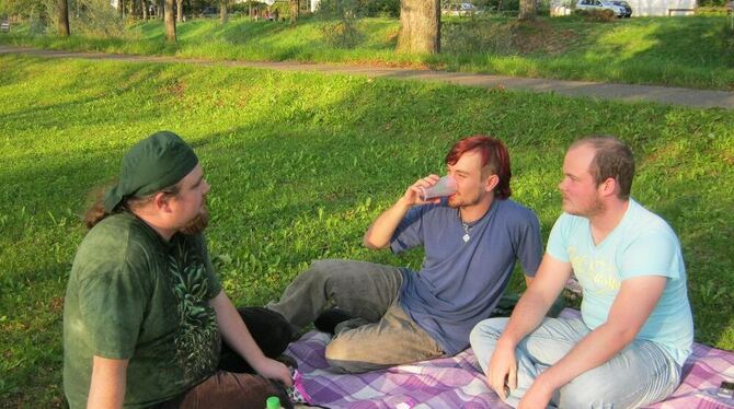 Relaxen im Grünen: Philipp Hesse, Manuel Dieterich und Christoph Jehle (von links). FOTO: ESZ