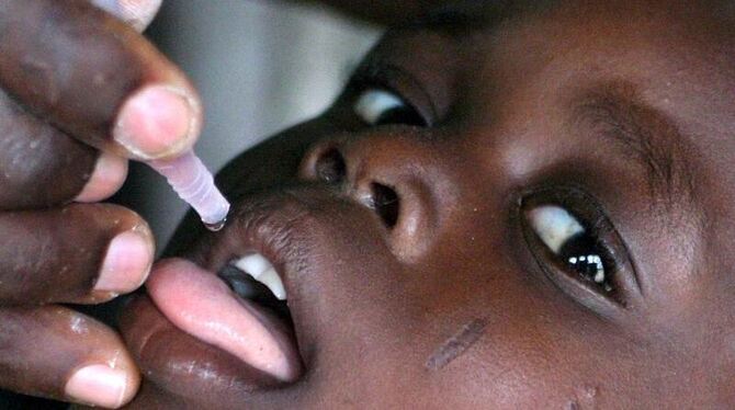 Ein Junge im nigerianischen Lagos erhält eine Polio-Impfung. Mit einfachen und kostengünstigen Mitteln wie Impfschutz könnten