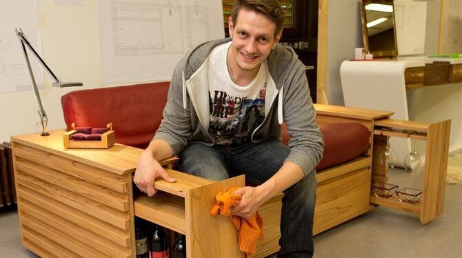 Ein Sofa, das es in sich hat: Schreinermeister Maximilian Maichle aus Gomaringen hat es gebaut. FOTO: SCHREIER