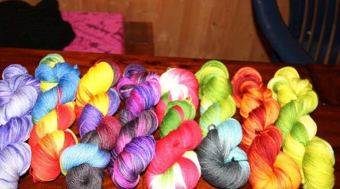 »Meine Wolle ist lebendig«, sagt Christiane Schelling. Ihre selbst gefärbten Produkte haben sich zum Selbstläufer entwickelt. FO »Meine Wolle ist lebendig«, sagt Christiane Schelling. Ihre selbst gefärbten Produkte haben sich zum Selbstläufer entwickelt. FO