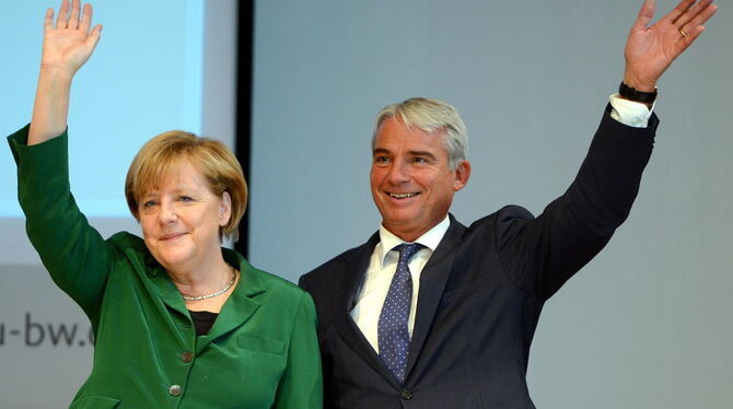 Bundeskanzlerin Angela Merkel (links, CDU) winkt in Heilbronn nach ihrer Rede beim Landesparteitag der CDU Baden-Württemberg den