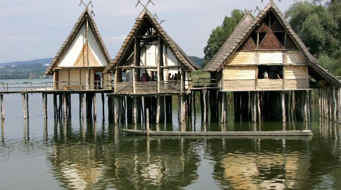 Blick auf die Pfahlbauten am Bodensee in Unteruhldingen. Blick auf die Pfahlbauten am Bodensee in Unteruhldingen.
