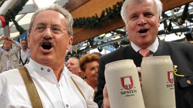Nur beim Bier vereint: SPD-Kandidat Christian Ude (l.) stößt mit Bayerns Ministerpräsident Horst Seehofer an. Foto: Frank Leo