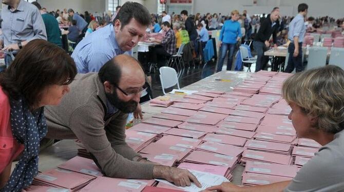 Wahlhelfer sortieren in München die Briefwahlstimmen zur Landtagswahl. Foto: Stefan Puchner