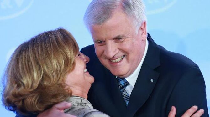 Der bayerische Ministerpräsident und CSU-Vorsitzende Horst Seehofer umarmt nach der Bekanntgabe der ersten Hochrechnungen zur