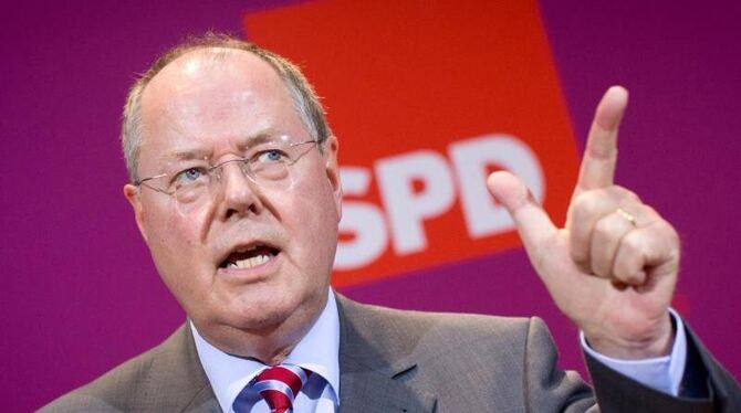 SPD-Kanzlerkandidat Peer Steinbrück spricht in der Parteizentrale in Berlin nach den ersten Hochrechnungen zur Landtagswahl i
