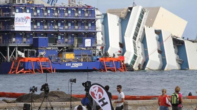 Nach monatelanger Vorarbeit soll die »Costa Concordia« wieder aufgerichtet werden. Foto: Giovannini