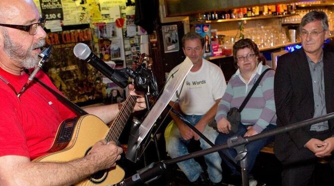Musikalische Einstimmung in Wahlkampf-Endspurt: Der Wahlkreis-Kandidat der Linken, Günter Herbig, singt internationales Liedgut