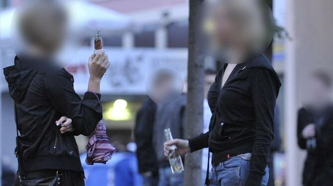 »Vorglühen« vor dem Disco-Besuch: Die Supermarktparkplätze in der Emil-Adolff-Straße sind ein angesagter Treffpunkt für viele Ju